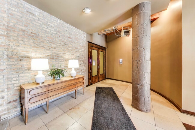 Building Photo - 913 W Van Buren St