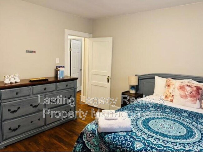 Building Photo - 1227 Brookwood Dr