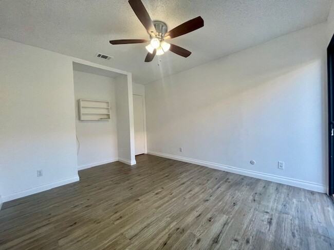 Building Photo - Gorgeously Updated 3 Bedroom Condo in Esco...