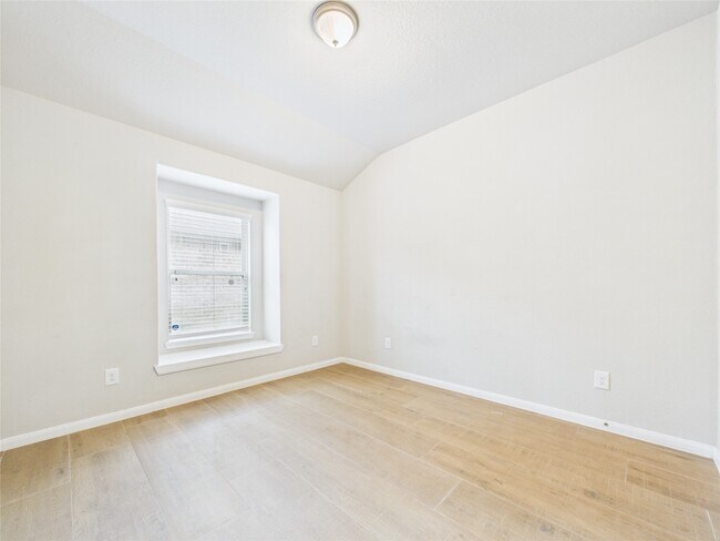 Building Photo - 721 Rim Water Dr