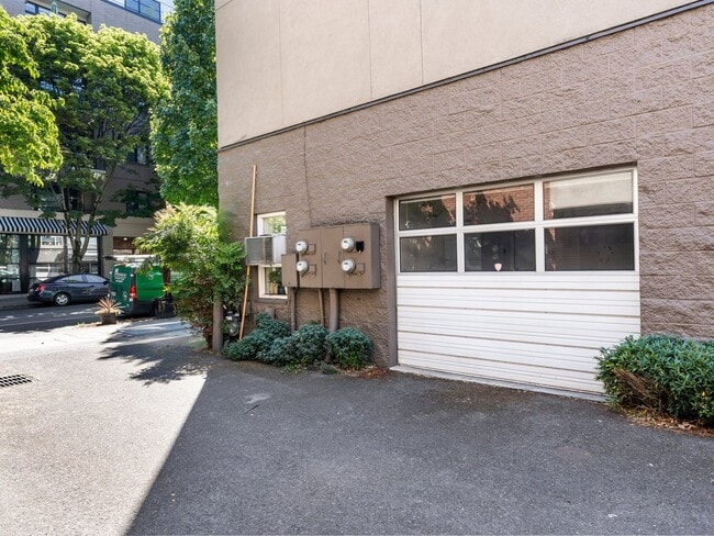 Building Photo - Fully renovated 2 level/2 bed/2 bath pearl...