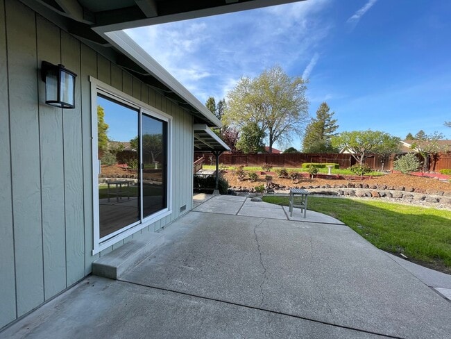 Building Photo - Spacious three bedroom home in desirable Windsor neighborhood!
