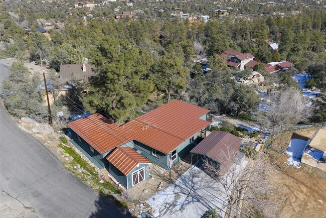 Building Photo - Newly Remodeled 2 Bed, 1 Bath + a Den  Home at The Base of Thumb Butte!