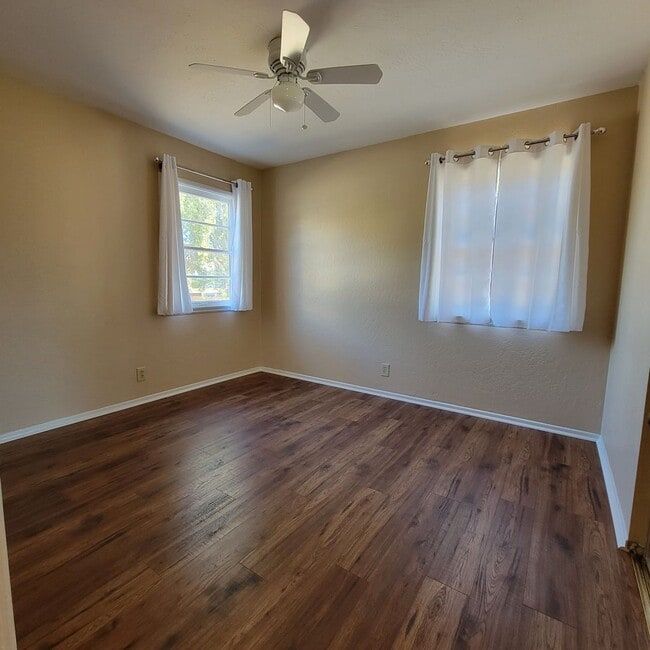 Building Photo - Adorable 2 bed 1.5 bath house with HUGE yard!!