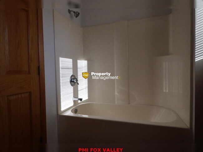 Building Photo - Beautiful Home Appleton