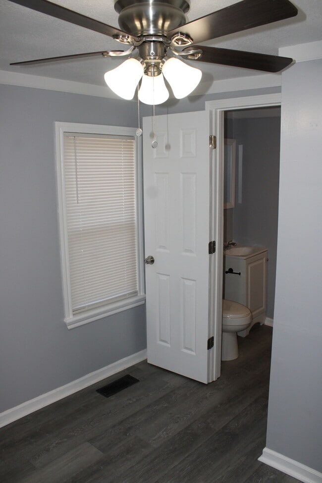 Building Photo - Cozy 3-bedroom, 1 full bath with vanity home located in Kansas City, MO.