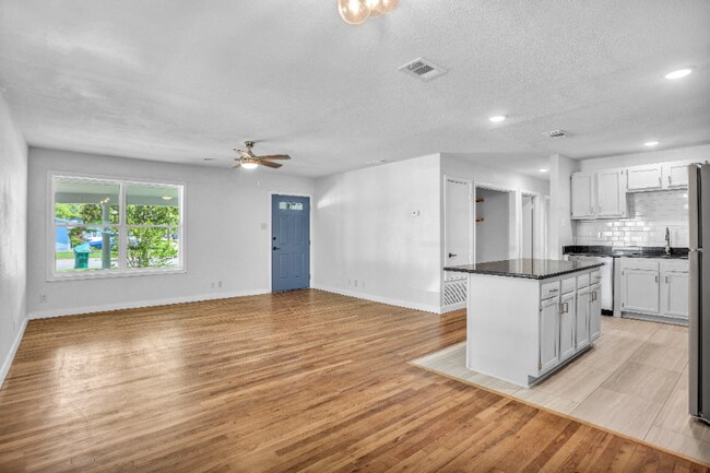 Building Photo - 705 E 9th Ave