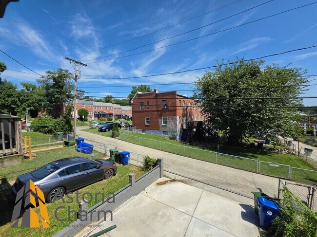 Building Photo - 1015 Lyndhurst St