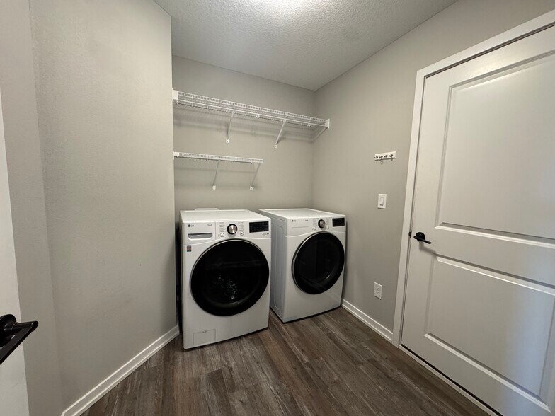 Building Photo - 103 N Oak Park Ave