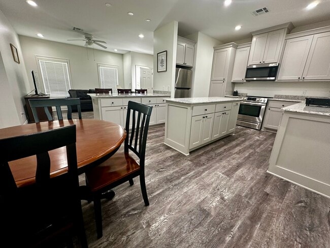 Building Photo - 2306 Timberlane Dr