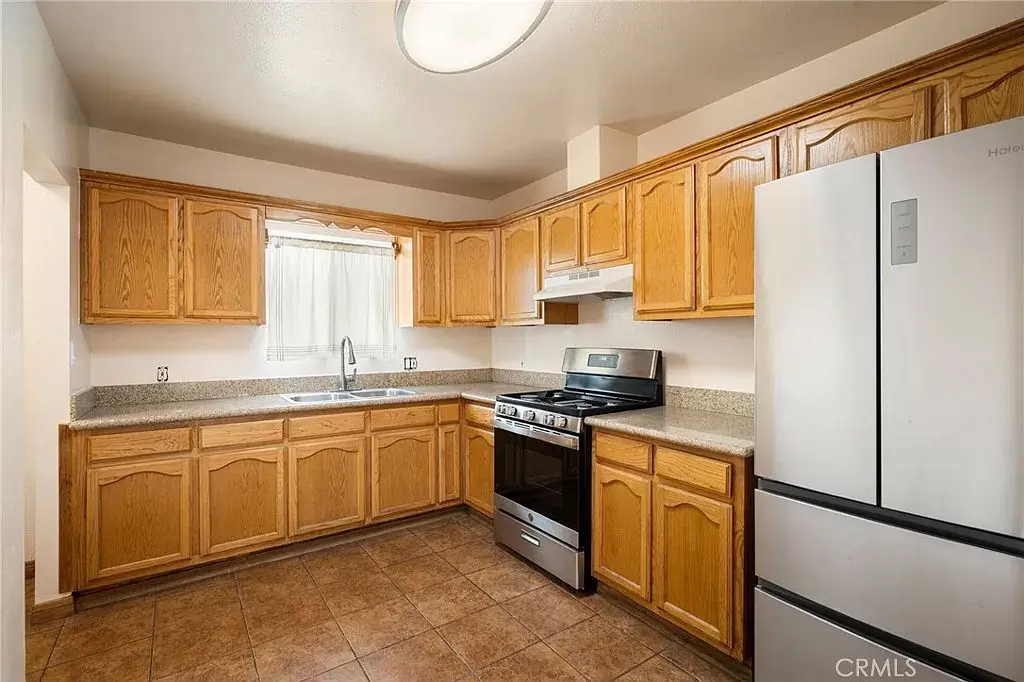 Kitchen - 623 Brittania St