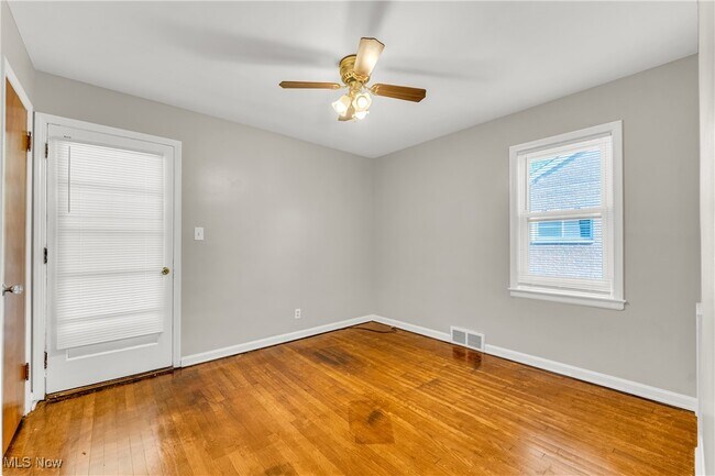 Building Photo - 1482 Genesee Rd