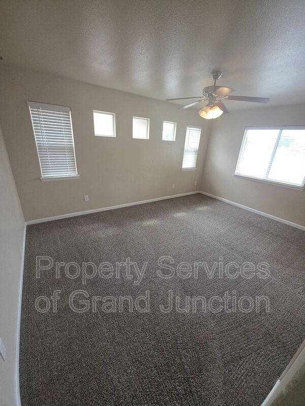 Building Photo - 3018 Oakwood Dr
