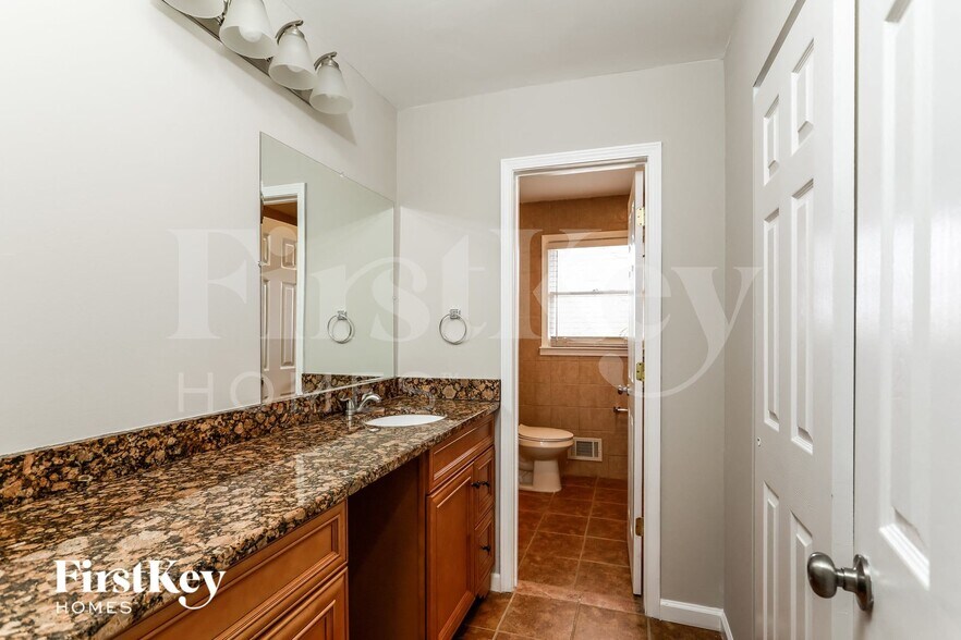 Building Photo - 2324 Sussex Ct