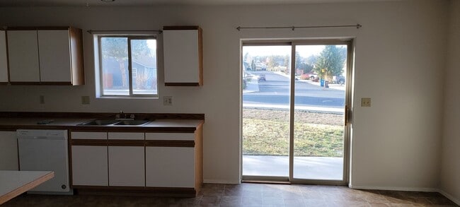 Building Photo - Great Duplex in SW Redmond