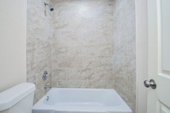 Building Photo - 818 Overland St