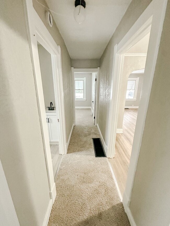 Building Photo - 2 Bedroom home for rent on east side of Toledo! Updated, clean, and very nice!