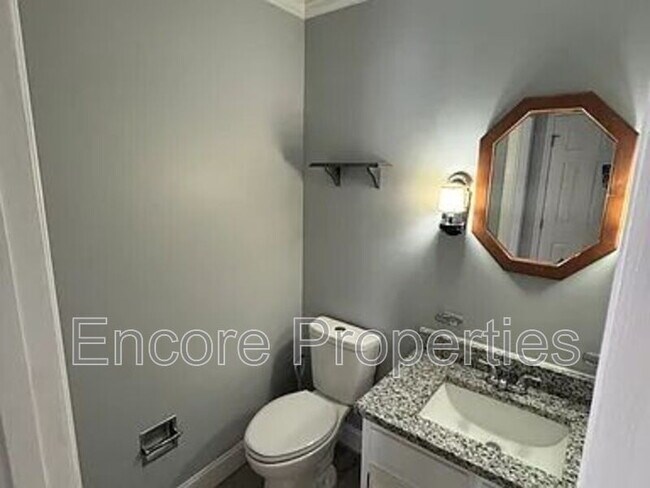 Building Photo - 2102 Oakcrest Ct