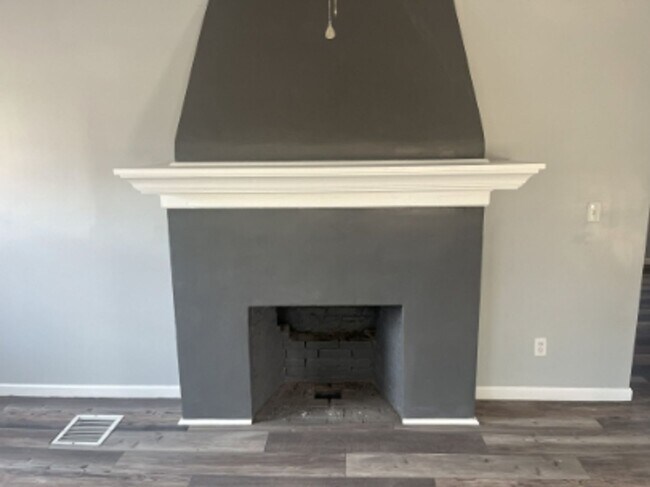 Building Photo - 2 Bed Available now!