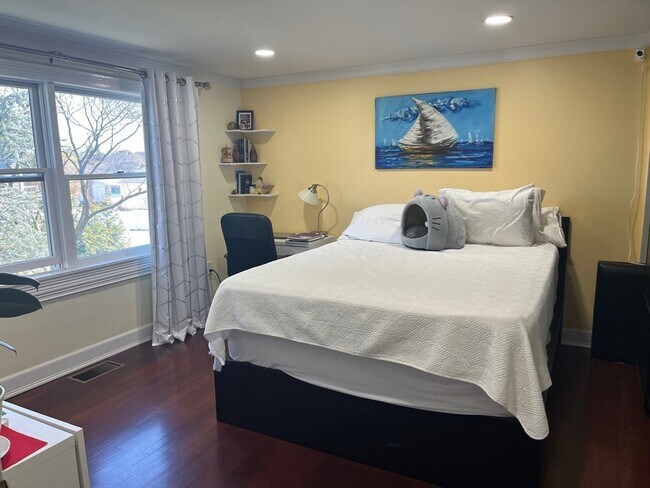 Building Photo - 94 Oakwood Ave