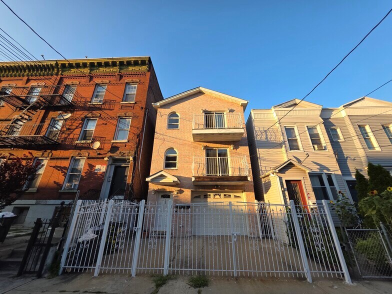 Building Photo - 152 Union St