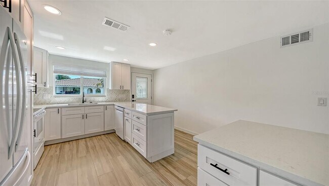 Building Photo - 909 Spanish Dr N
