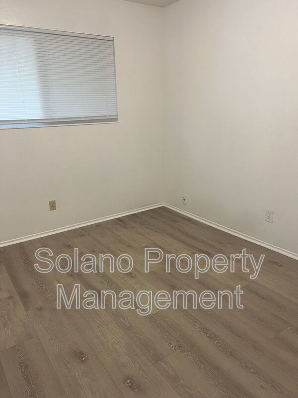 Building Photo - 1104 School St