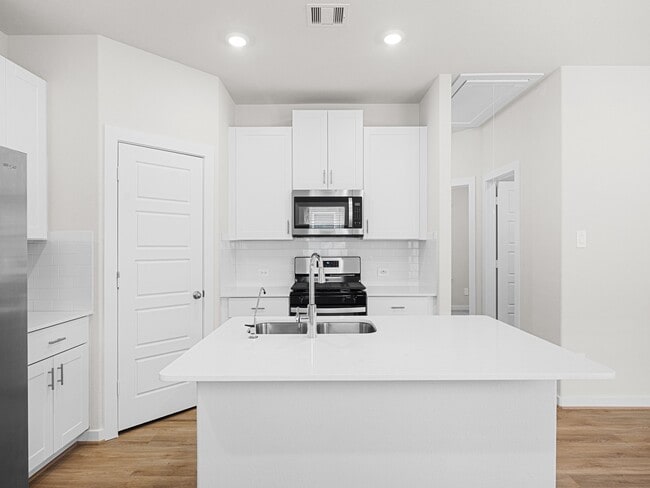 Building Photo - 18718 Timber Gln Dr