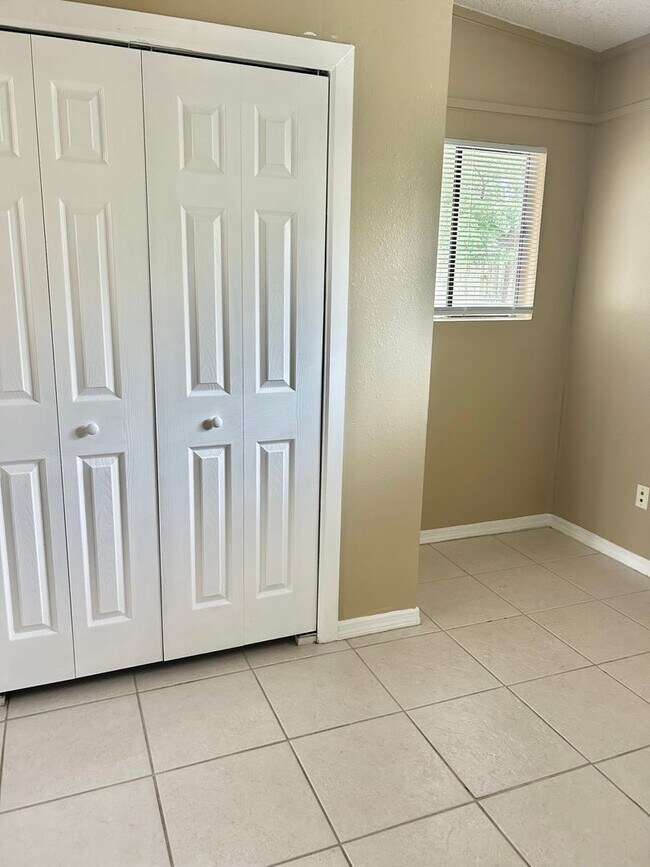 Building Photo - JUST LISTED -5 BEDROOM + BONUS ROOM - DELTONA NO PETS ALLOWED