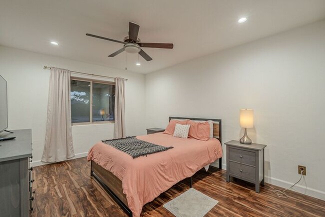 Building Photo - Fully Furnished 3 Bed 2 Bath & Garage in N...