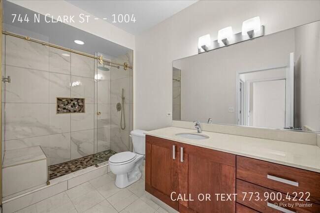 Building Photo - 744 N Clark St
