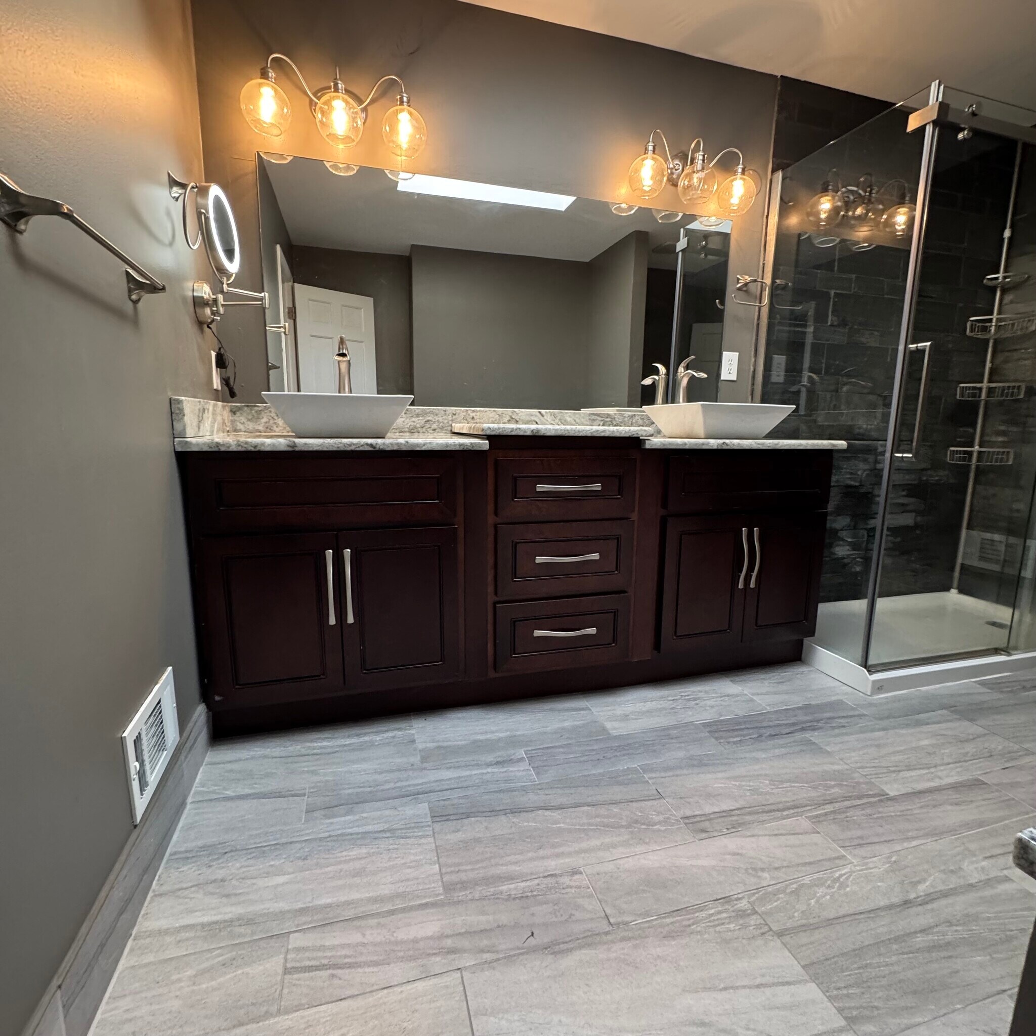 Main bathroom - 15183 Raphael Ter