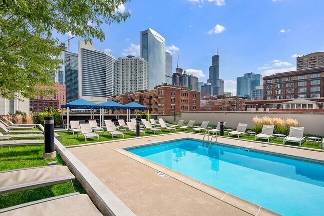 Building Photo - 605 W Kinzie St
