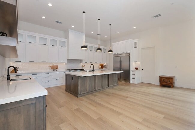 Building Photo - Waterfront 4 bed 4 bath 3,887 sq. ft.
