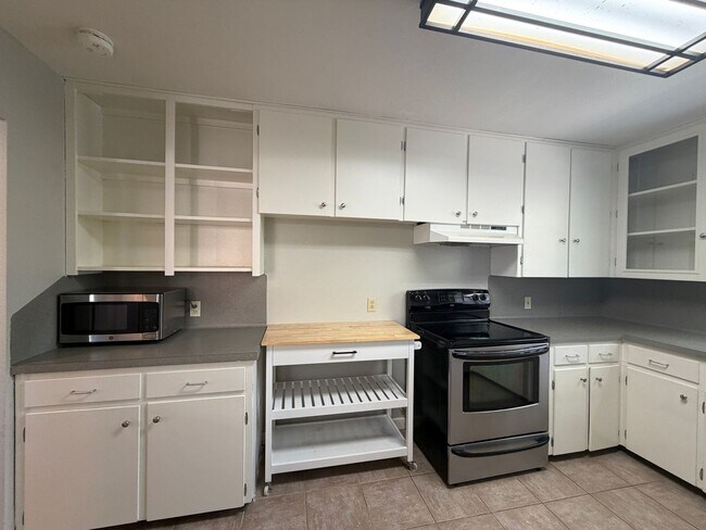 Building Photo - TWO BEDROOM ONE BATH ON LARGE LOT!