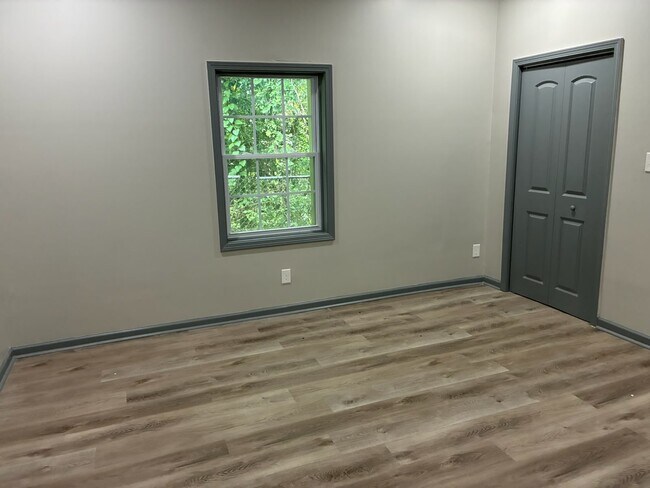 Building Photo - 542 Elm St