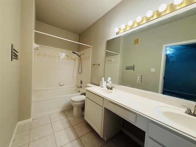 Building Photo - 2100 Pipers Field Dr