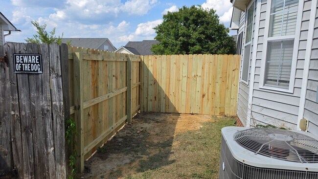Building Photo - Spacious 3 bedroom with bonus!