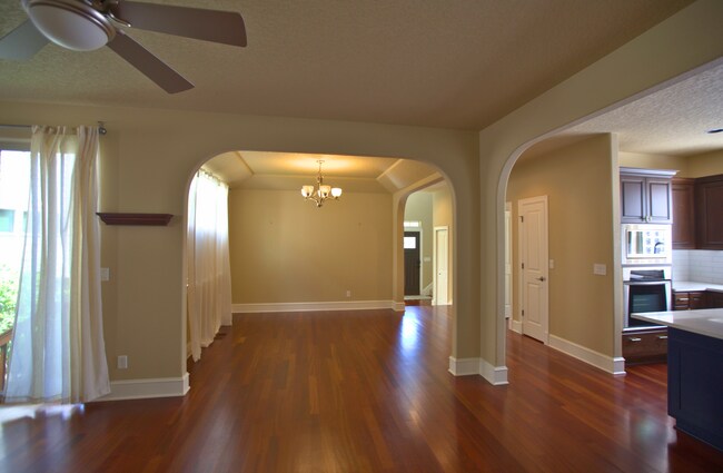 Building Photo - King City 3 Bedroom Plus Den available now !
