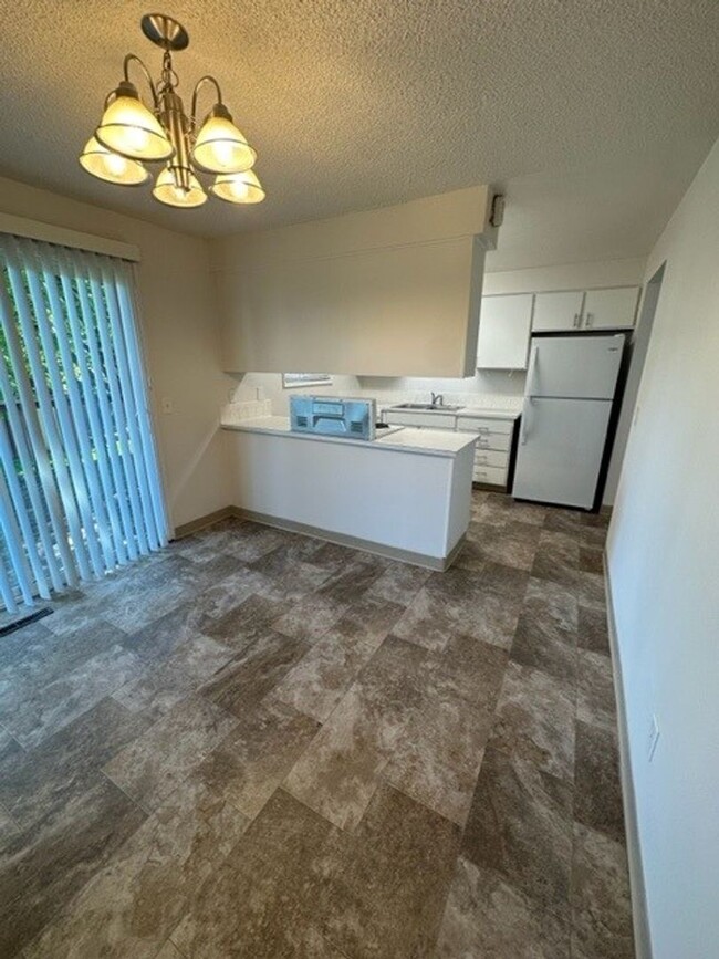 Building Photo - Beautiful 4 Bedroom 2 Bathroom house! #1103