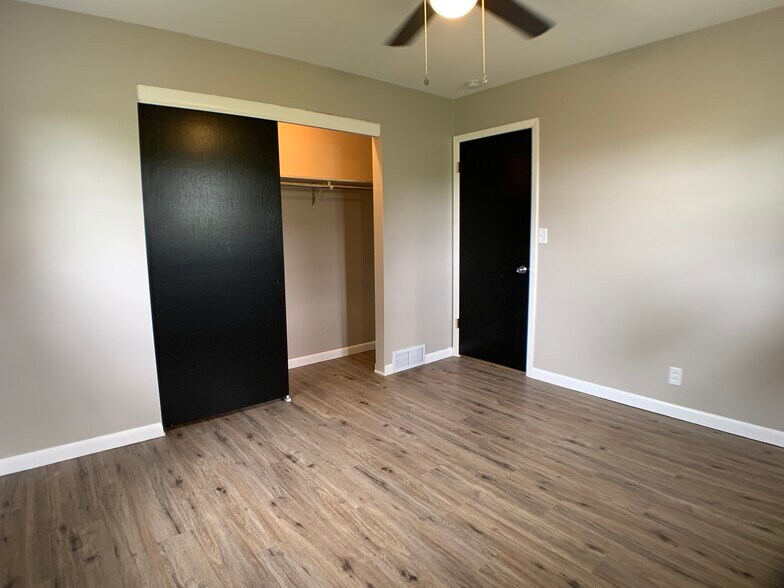 Building Photo - 211 Wedgewood Dr