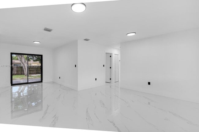 Building Photo - 1041 NW 199th St