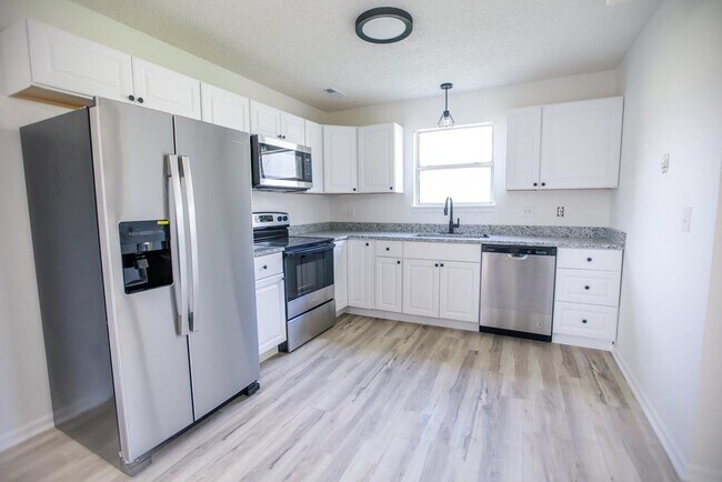 Building Photo - 3906 Overland Cir