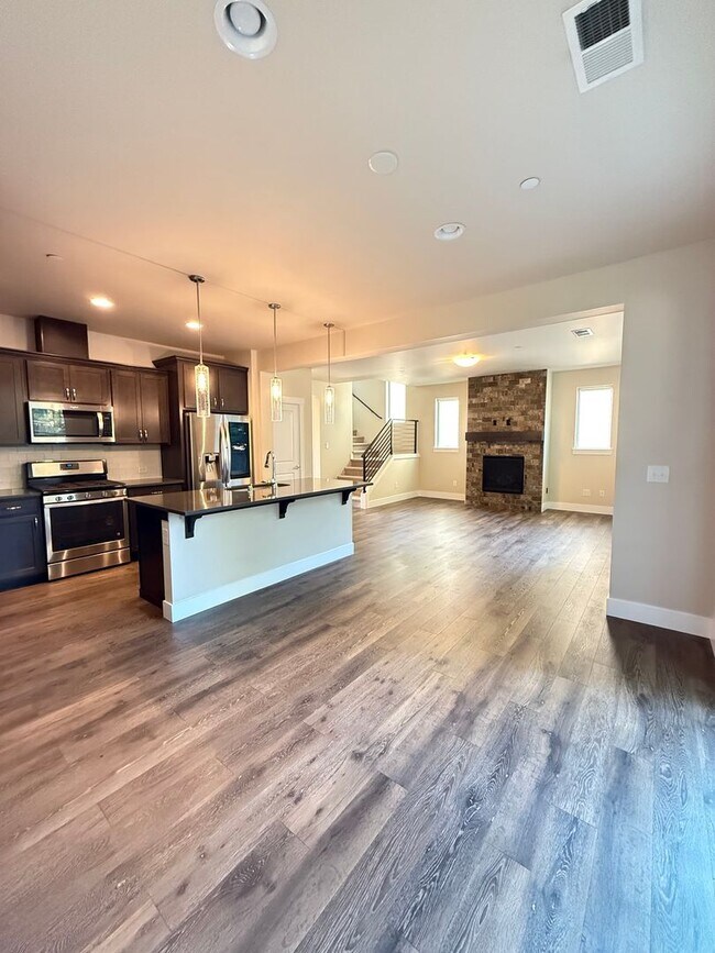 Building Photo - Modern 4 Bed, 3.5 Bath Lynnwood Home – Pri...