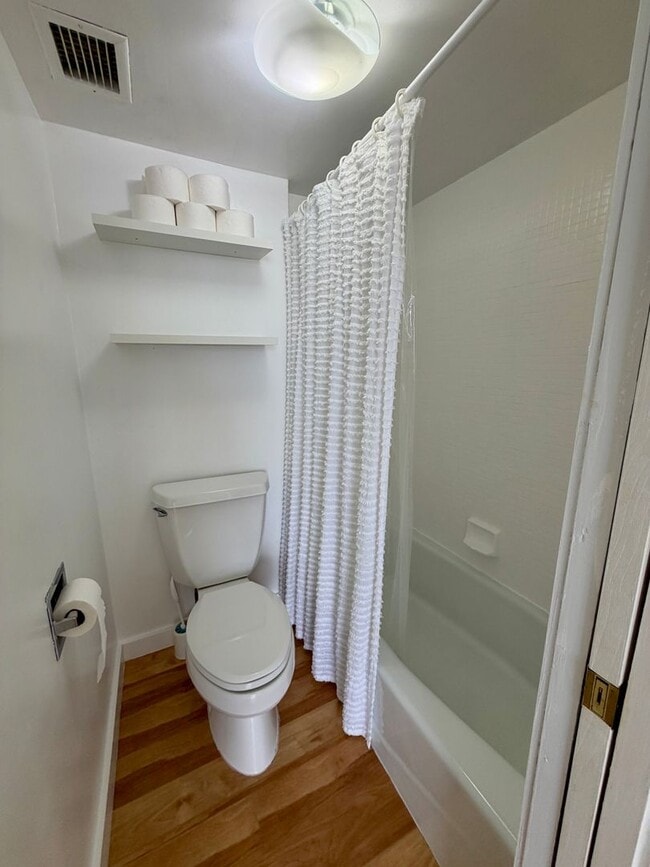 Building Photo - Luxury High-Floor Condo with Panoramic Ocean & Diamond Head Views | 2 Parking | Great Building Am...