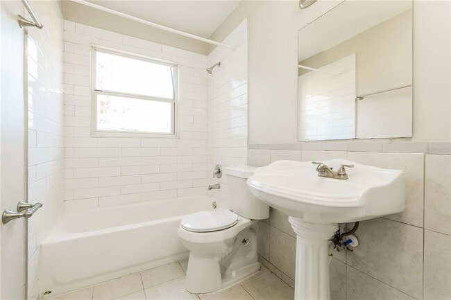 Building Photo - 5801 Abercorn Dr
