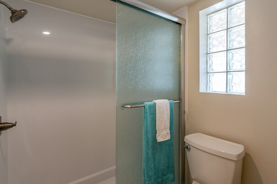 Master Bath - 821 Montrose Dr