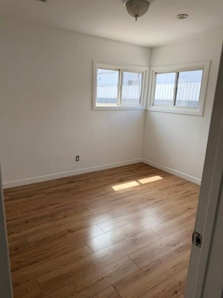 Building Photo - 15722 Larch Ave
