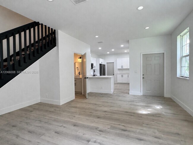 Building Photo - 2050 Madeira Dr
