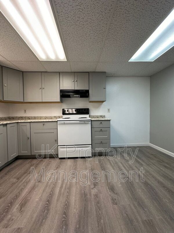 Building Photo - 1122 1st Ave SW